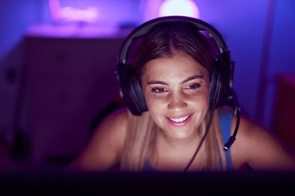 Young Beautiful Hispanic Woman Streamer Playing Video Game Using Computer — 图库照片