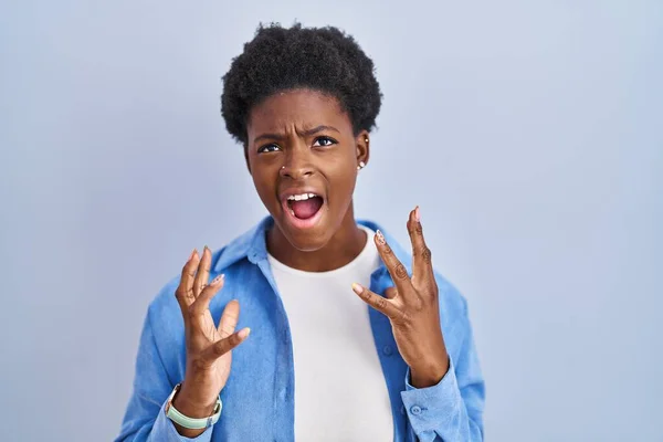 Africano Americano Mulher Sobre Fundo Azul Louco Louco Gritando Gritando — Fotografia de Stock