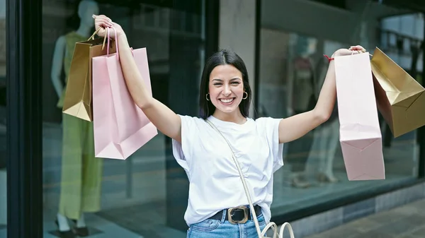Genç Güzel Spanyol Bir Kadın Gülümsüyor Elinde Torbalarla Alışverişe Çıkıyor — Stok fotoğraf