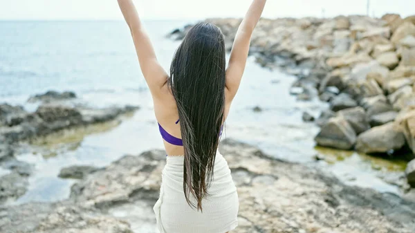 Junge Schöne Hispanische Touristin Bikini Mit Nach Hinten Geöffneten Armen — Stockfoto