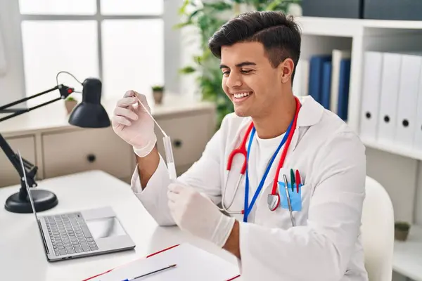 Genç Spanyol Doktor Klinikte Pcr Testi Yapıyor — Stok fotoğraf