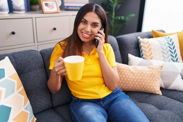 Joven Mujer Árabe Hermosa Hablando Teléfono Inteligente Beber Café Casa —  Fotos de Stock