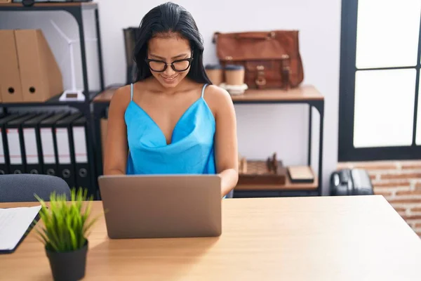 Young Beautiful Latin Woman Business Worker Using Laptop Working Office — Stock Photo, Image