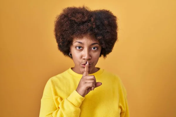 Young African American Woman Standing Yellow Background Asking Quiet Finger — Stock Photo, Image
