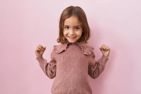 Kleines Hispanisches Mädchen Steht Vor Rosa Hintergrund Und Schreit Stolz — Stockfoto