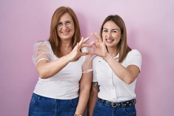 Hispanische Mutter Und Tochter Tragen Legeres Weißes Shirt Vor Rosa — Stockfoto