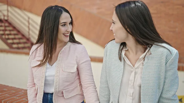 Dos Mujeres Sonriendo Confiadas Hablando Calle —  Fotos de Stock