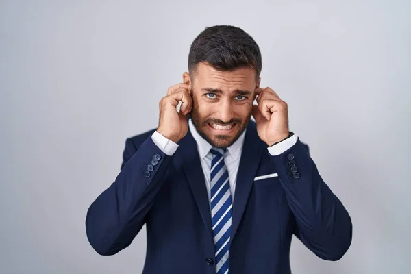 Hezký Hispánec Obleku Kravatě Zakrývající Uši Prsty Otráveným Výrazem Pro — Stock fotografie