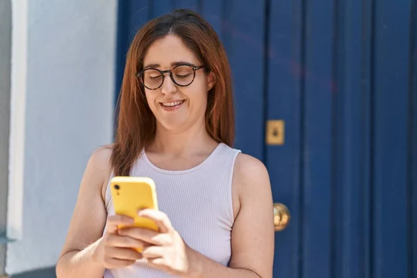 Jonge Vrouw Lacht Vol Vertrouwen Met Behulp Van Smartphone Straat — Stockfoto