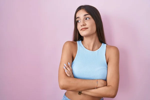 Jonge Brunette Vrouw Staande Roze Achtergrond Kijken Naar Zijkant Met — Stockfoto