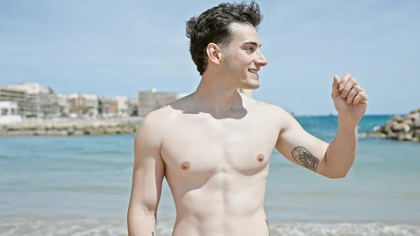 Jonge Spaanse Man Toerist Glimlachend Zelfverzekerd Staand Het Strand — Stockfoto