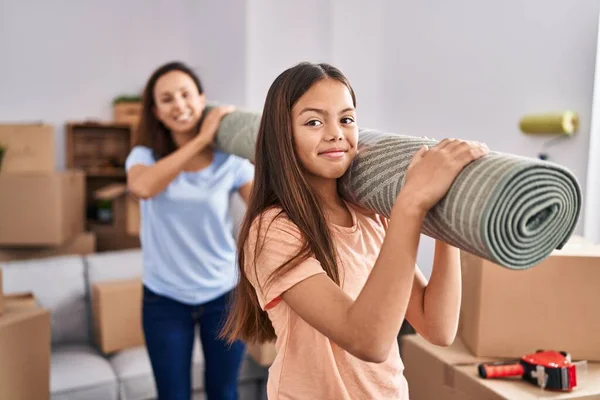 Woman Girl Mother Daughter Holding Carpet New Home — Foto Stock