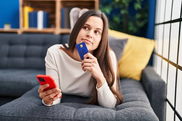 Young Beautiful Hispanic Woman Using Smartphone Credit Card Doubt Expression — Stock Photo, Image