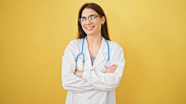 Junge Schöne Hispanische Ärztin Lächelt Selbstbewusst Vor Isoliertem Gelben Hintergrund — Stockfoto