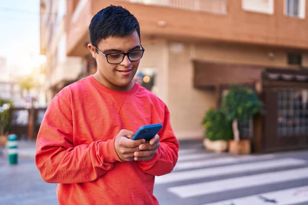 Homem Síndrome Sorrindo Confiante Usando Smartphone Rua — Fotografia de Stock
