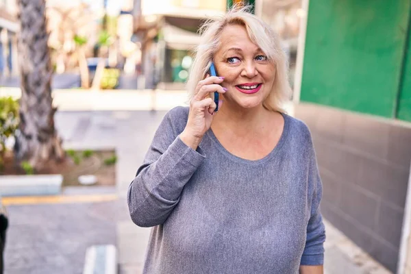 Middelaldrende Blond Kvinne Som Smiler Selvsikker Snakker Smarttelefonen Gaten – stockfoto