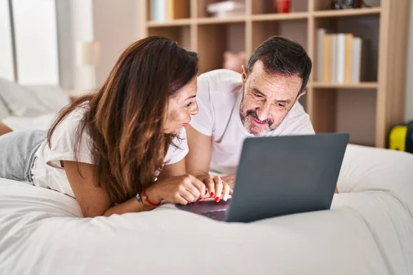 Medelålders Man Och Kvinna Par Som Använder Laptop Liggande Sängen — Stockfoto