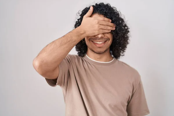 Hispánec Kudrnatými Vlasy Stojící Nad Bílým Pozadím Usmívající Rukou Tváři — Stock fotografie