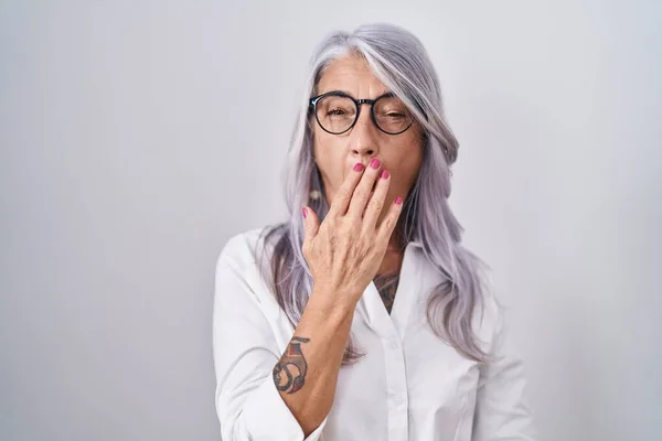 Женщина Средних Лет Татуировками Очках Стоя Белом Фоне Скучает Зевая — стоковое фото