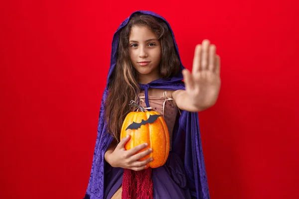 Malá Hispánka Kostýmu Čarodějnice Halloween Otevřenou Rukou Dělá Stopku Vážným — Stock fotografie