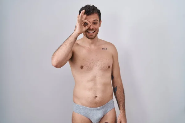 Jovem Hispânico Homem Sem Camisa Usando Underware Fazendo Gesto Com — Fotografia de Stock