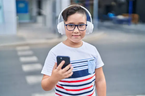Uroczy Latynoski Chłopiec Słuchający Muzyki Ulicy — Zdjęcie stockowe
