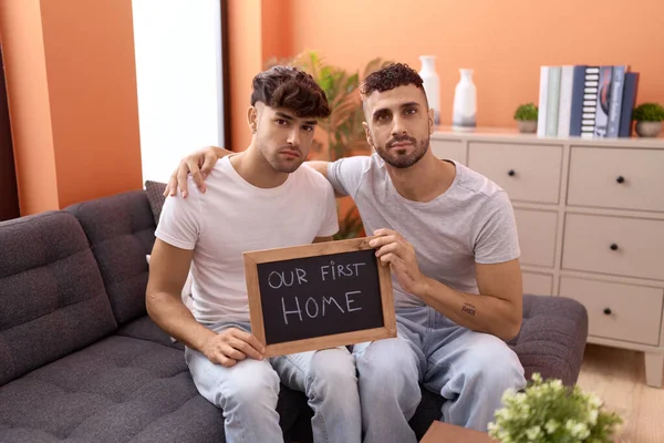 Homosexuelles Homosexuelles Paar Hält Tafel Mit Erstem Heimtext Entspannt Mit — Stockfoto