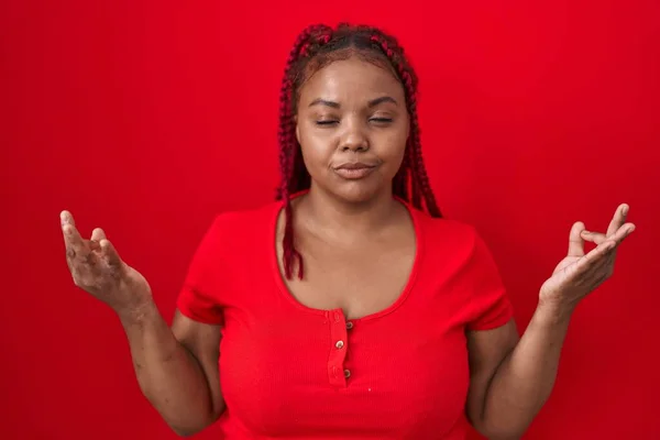 Afrikansk Amerikansk Kvinna Med Flätat Hår Står Över Röd Bakgrund — Stockfoto