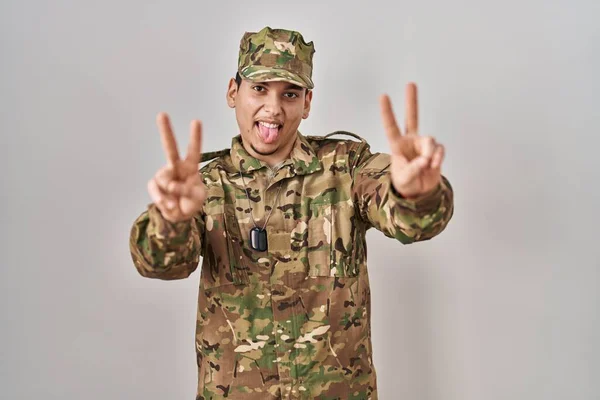 Egy Fiatal Arab Férfi Aki Álcázott Katonai Egyenruhát Visel Nyelves — Stock Fotó