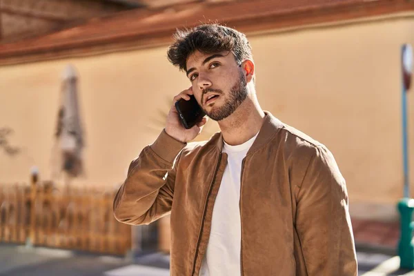 Young Hispanic Man Talking Smartphone Street — Φωτογραφία Αρχείου