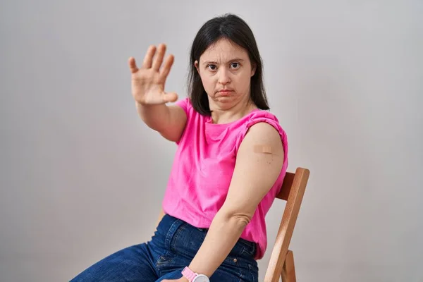 Женщина Синдромом Дауна Носит Пластырь Инъекции Вакцины Открытой Рукой Делает — стоковое фото