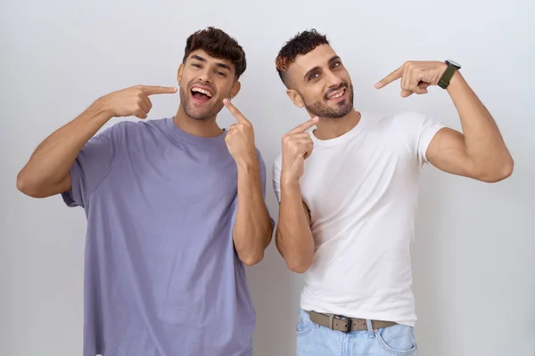 Homoseksueel Gay Paar Staande Witte Achtergrond Lachende Vrolijke Tonen Wijzen — Stockfoto
