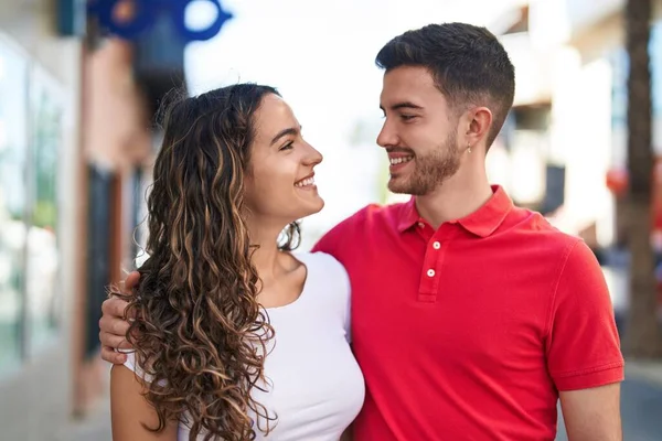 Jovem Casal Hispânico Sorrindo Confiante Abraçando Uns Aos Outros Rua — Fotografia de Stock