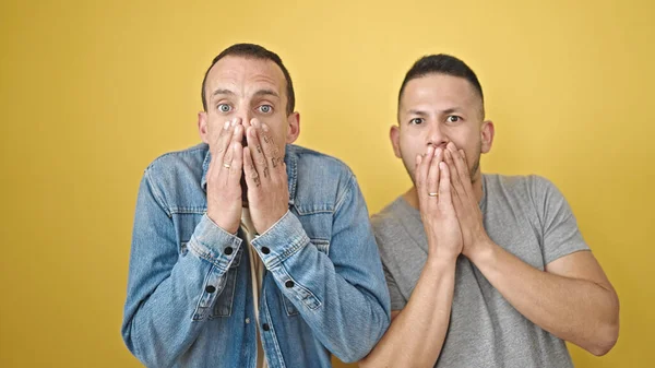 Dois Homens Casal Com Expressão Surpresa Cobrindo Boca Com Mãos — Fotografia de Stock