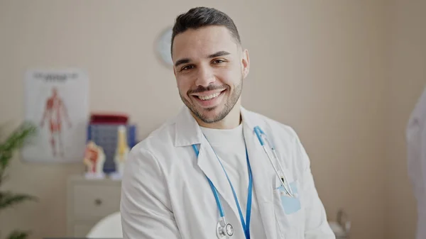 Junger Hispanischer Arzt Lächelt Selbstbewusst Klinik — Stockfoto