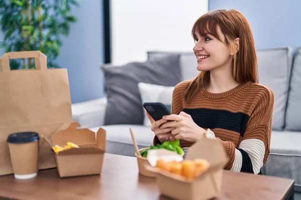 Junge Frau Mit Smartphone Isst Hause Essen Zum Mitnehmen — Stockfoto