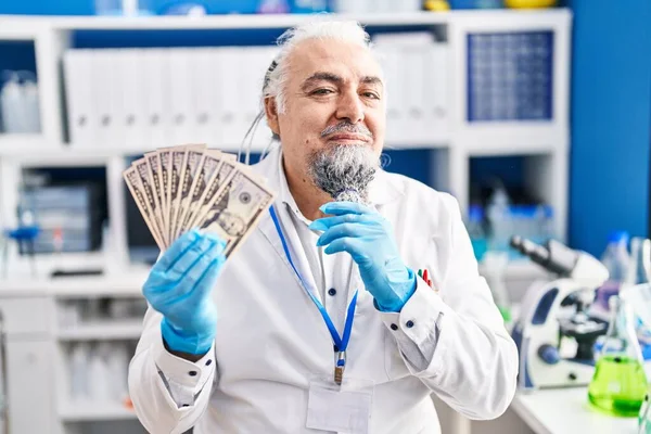 Мужчина Средних Лет Седыми Волосами Работающий Лаборатории Учёных Держит Руках — стоковое фото