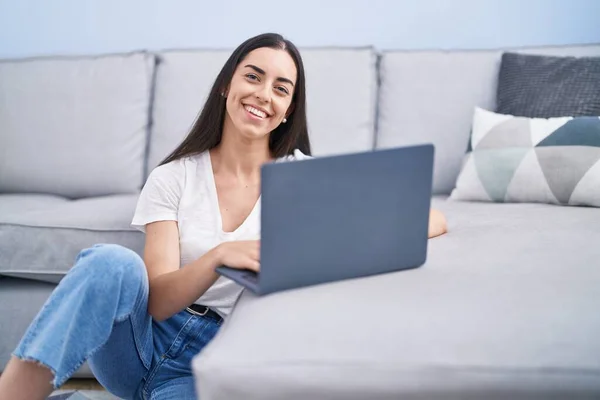 Genç Spanyol Kadın Evde Dizüstü Bilgisayar Kullanıyor — Stok fotoğraf