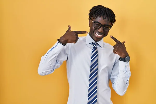 Afrikaanse Man Met Dreadlocks Staan Gele Achtergrond Lachend Vrolijk Tonen — Stockfoto