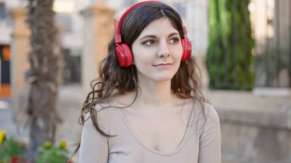 Giovane Bella Donna Ispanica Ascoltare Musica Con Espressione Seria Strada — Foto Stock