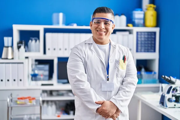 Joven Científico Latino Sonriendo Confiado Pie Laboratorio — Foto de Stock