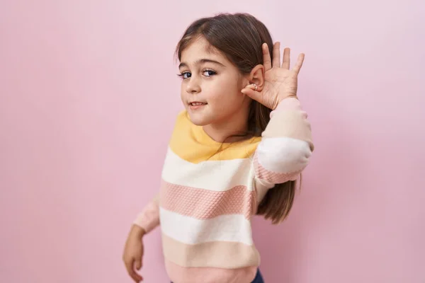 Klein Latijns Amerikaans Meisje Met Een Trui Een Roze Achtergrond — Stockfoto
