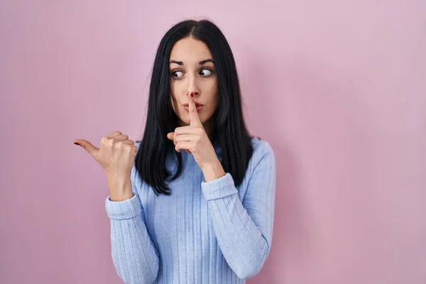 Hispanic Woman Standing Pink Background Asking Quiet Finger Lips Pointing — Stock Photo, Image