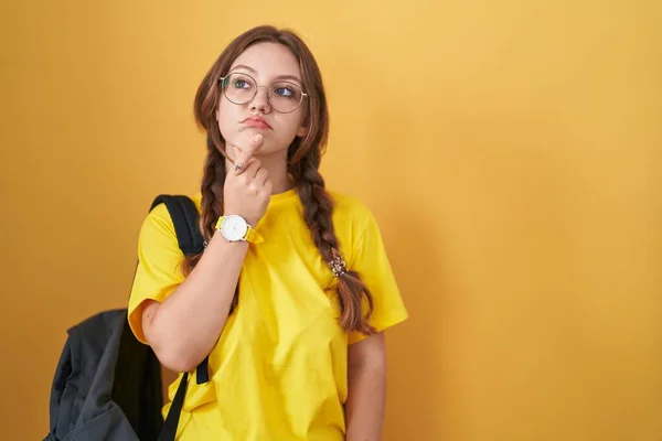 Mulher Branca Jovem Usando Mochila Estudantil Sobre Fundo Amarelo Pensando — Fotografia de Stock