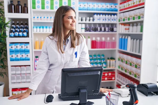 Young Beautiful Hispanic Woman Pharmacist Smiling Confident Standing Pharmacy — ストック写真