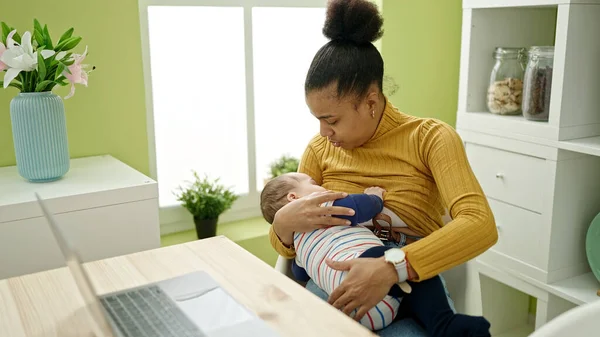 Anne Oğul Işçileri Yemek Salonunda Bebek Emzirirken Online Çalışıyorlar — Stok fotoğraf