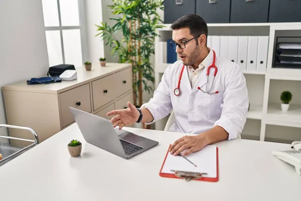 Young Hispanic Doctor Man Beard Doing Online Appointment Clinic Scared — Stock Photo, Image