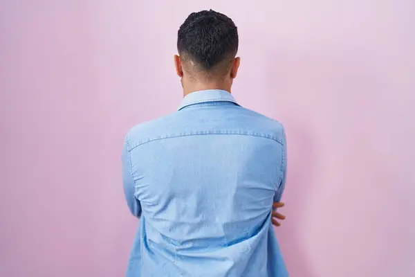 Ισπανόφωνος Νεαρός Άνδρας Στέκεται Πάνω Από Ροζ Φόντο Στέκεται Πίσω — Φωτογραφία Αρχείου