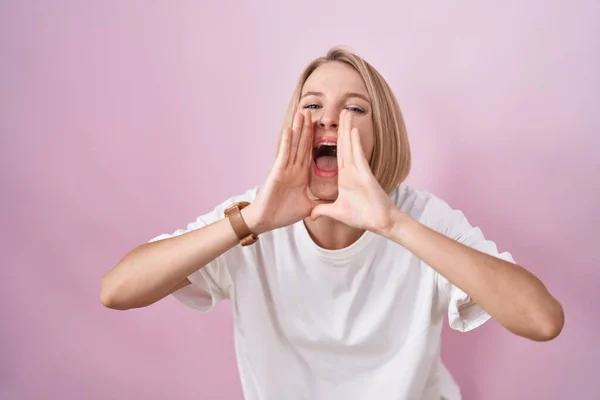 Young Caucasian Woman Standing Pink Background Shouting Angry Out Loud — Stock fotografie