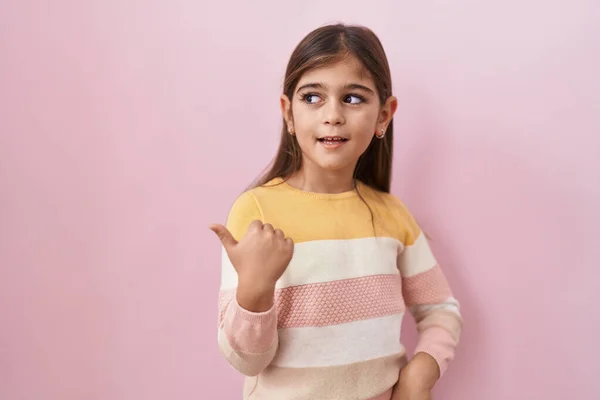 Kis Spanyol Lány Pulóvert Visel Rózsaszín Háttér Mutatva Hüvelykujját Felfelé — Stock Fotó